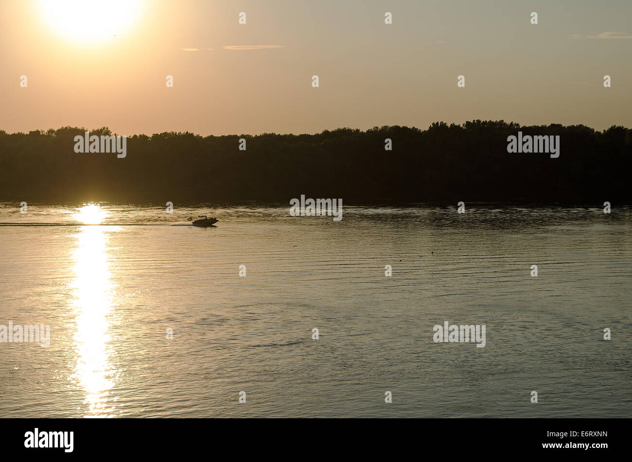 Sonnenuntergang auf der Donau und Boot Stockfoto