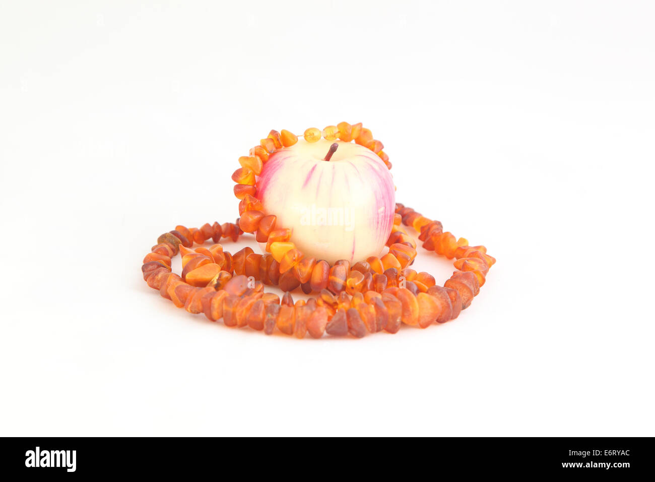 Kette mit Bernstein auf Apple isoliert auf weiss Stockfoto