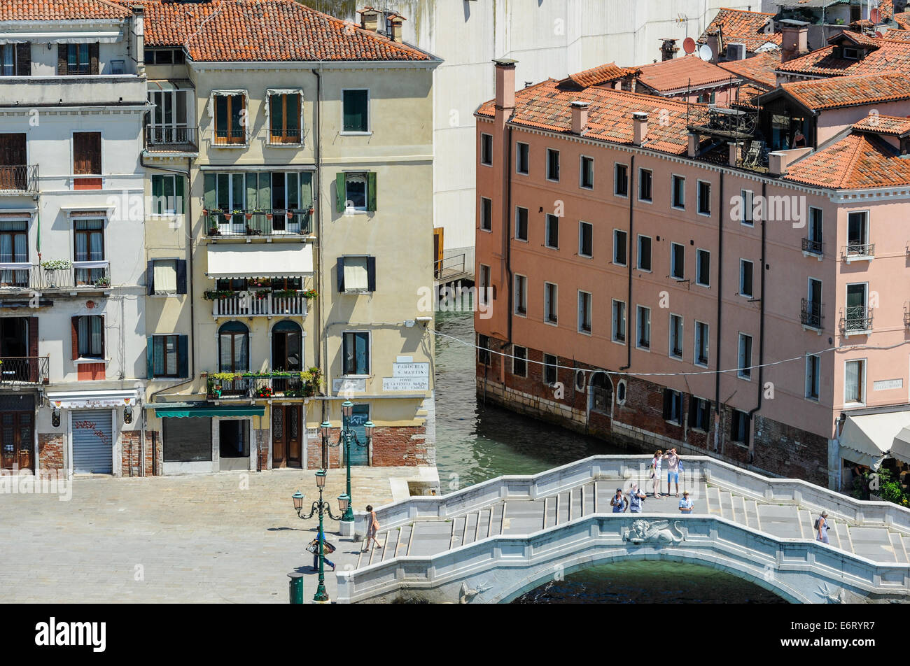 Traditionellen venezianischen Gebäude mit Blick auf den Canal grande mit Fensterläden und Türen. Stockfoto