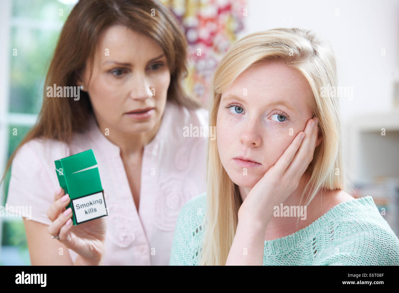 Mutter Tochter konfrontiert, über die Gefahren des Rauchens Stockfoto
