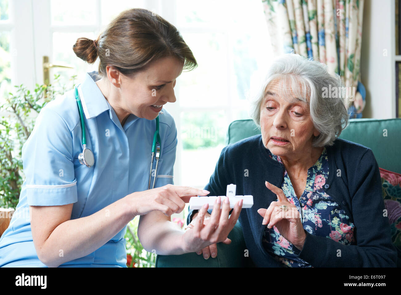Krankenschwester Beratung Senior Woman auf Medikamente zu Hause Stockfoto