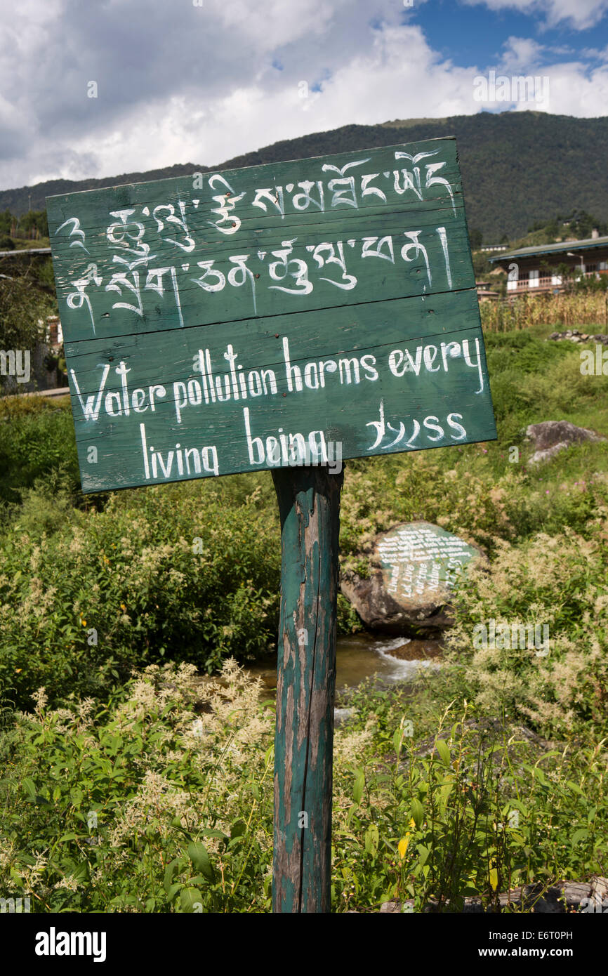 Östlichen Bhutan, Trashi Yangtse, Umwelt, Verunreinigung des Wassers schadet jedes lebende Wesen Zeichen Stockfoto