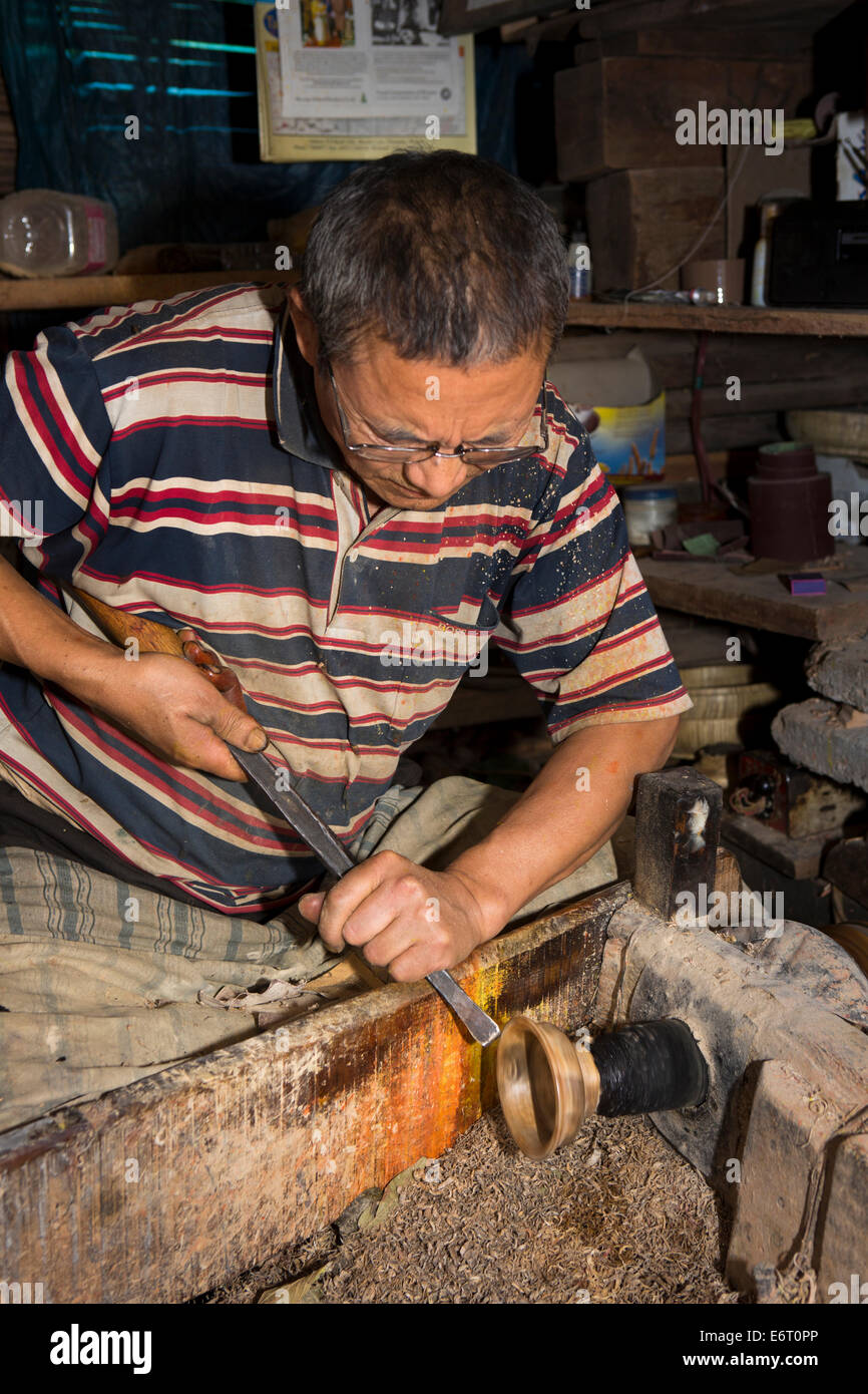 Ost Bhutan, Trashi Yangtse, Handwerk, Holz Turner drehen, des Mönchs Holzschale auf Drehbank Stockfoto