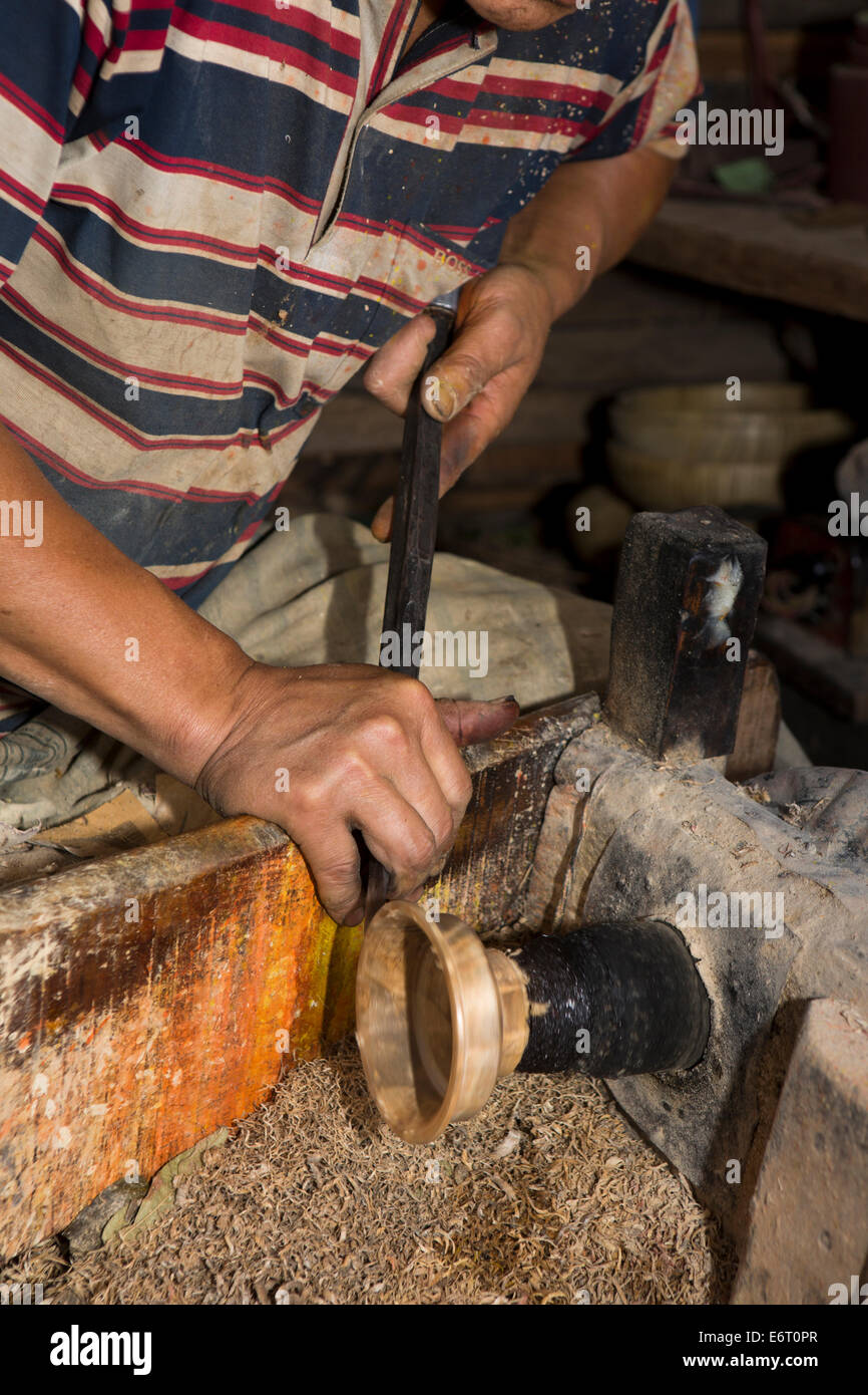 Ost Bhutan, Trashi Yangtse, Handwerk, Hände der Drechsler Drehen des Mönchs Holzschale auf Drehbank Stockfoto