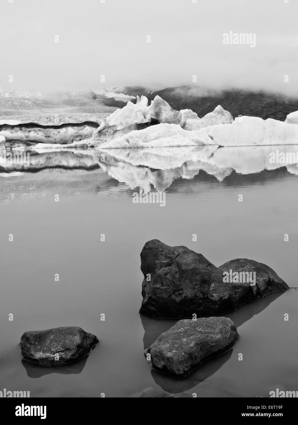 Eisberge und Felsen an die Gletscherlagune Jökulsárlón, Island Stockfoto