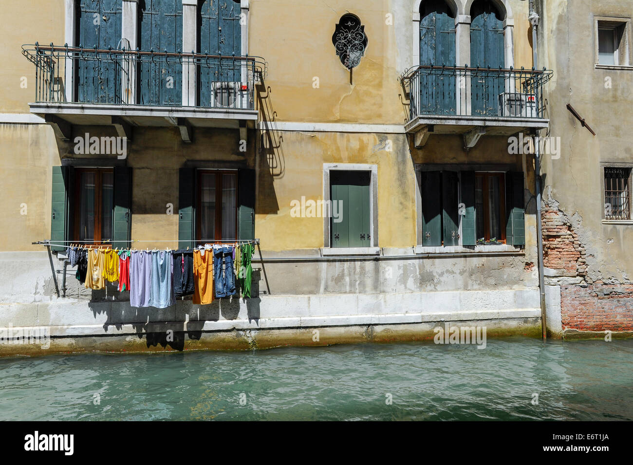 Wäsche aufhängen zum Trocknen über einen der vielen Kanäle in Venedig. Stockfoto