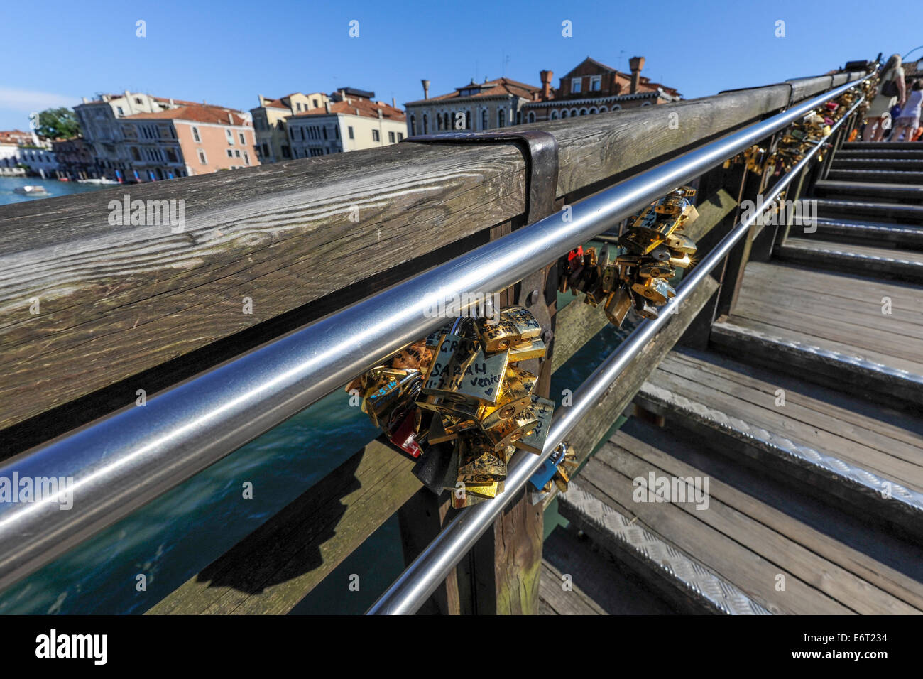 Liebesschlösser auf der Ponte di Wissenschaft oder die Academia Brücke den Canal grande in Venedig, Italien überspannt. Stockfoto