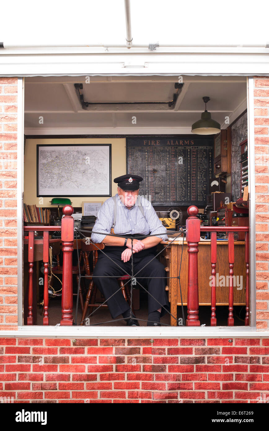 Fire chief Officer saß in seinem Büro in ein historisches Reenactment. Militärische Odyessy zeigen bei Detling, Kent, UK Stockfoto