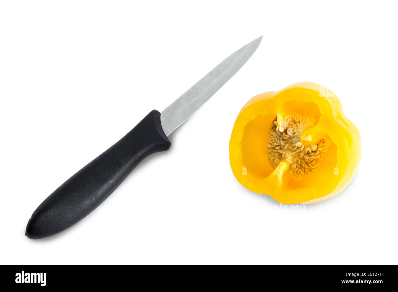 Küchenmesser und eine Reife gelbe Paprika halbieren, isoliert auf weißem Hintergrund Stockfoto