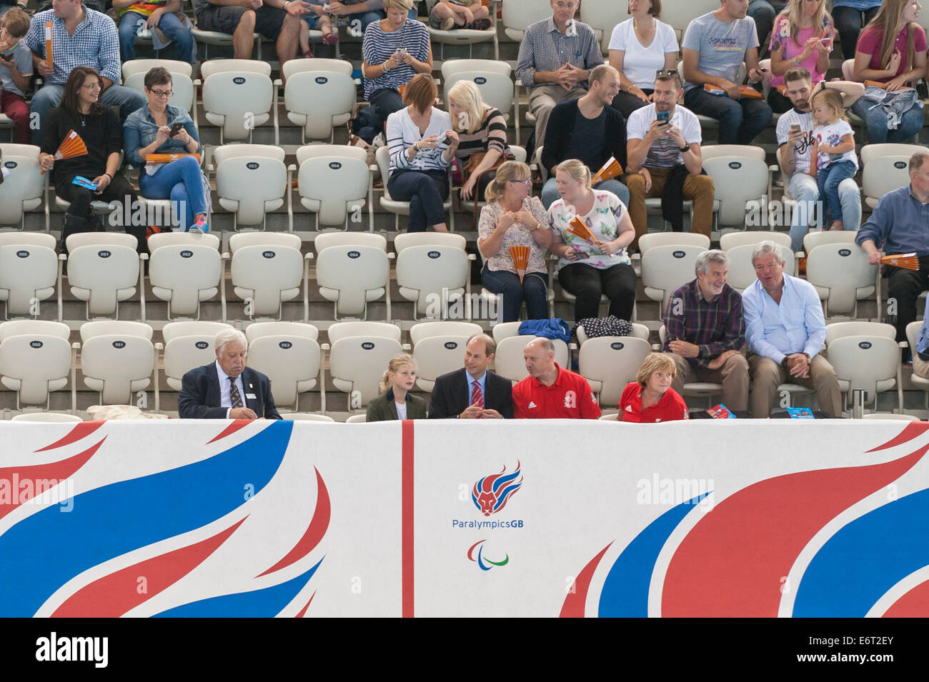 Queen Elizabeth Olympic Park, London, UK, 30. August 2014. HRH The Prince Edward, Earl of Wessex, königlichen Gönner des Vereins britischen Paralympic Uhren schwimmen als ParalympicsGB Sportler zurück, das London Aquatics Centre zum ersten Mal seit den Paralympischen Spielen 2012.  Bildnachweis: Stephen Chung/Alamy Live-Nachrichten Stockfoto