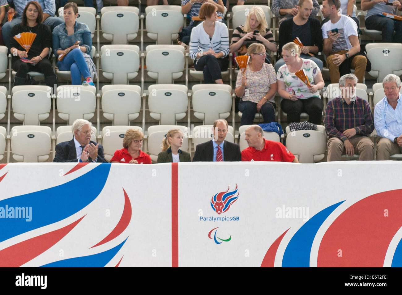 Queen Elizabeth Olympic Park, London, UK, 30. August 2014. HRH The Prince Edward, Earl of Wessex, königlichen Gönner des Vereins britischen Paralympic Uhren schwimmen als ParalympicsGB Sportler zurück, das London Aquatics Centre zum ersten Mal seit den Paralympischen Spielen 2012.  Bildnachweis: Stephen Chung/Alamy Live-Nachrichten Stockfoto