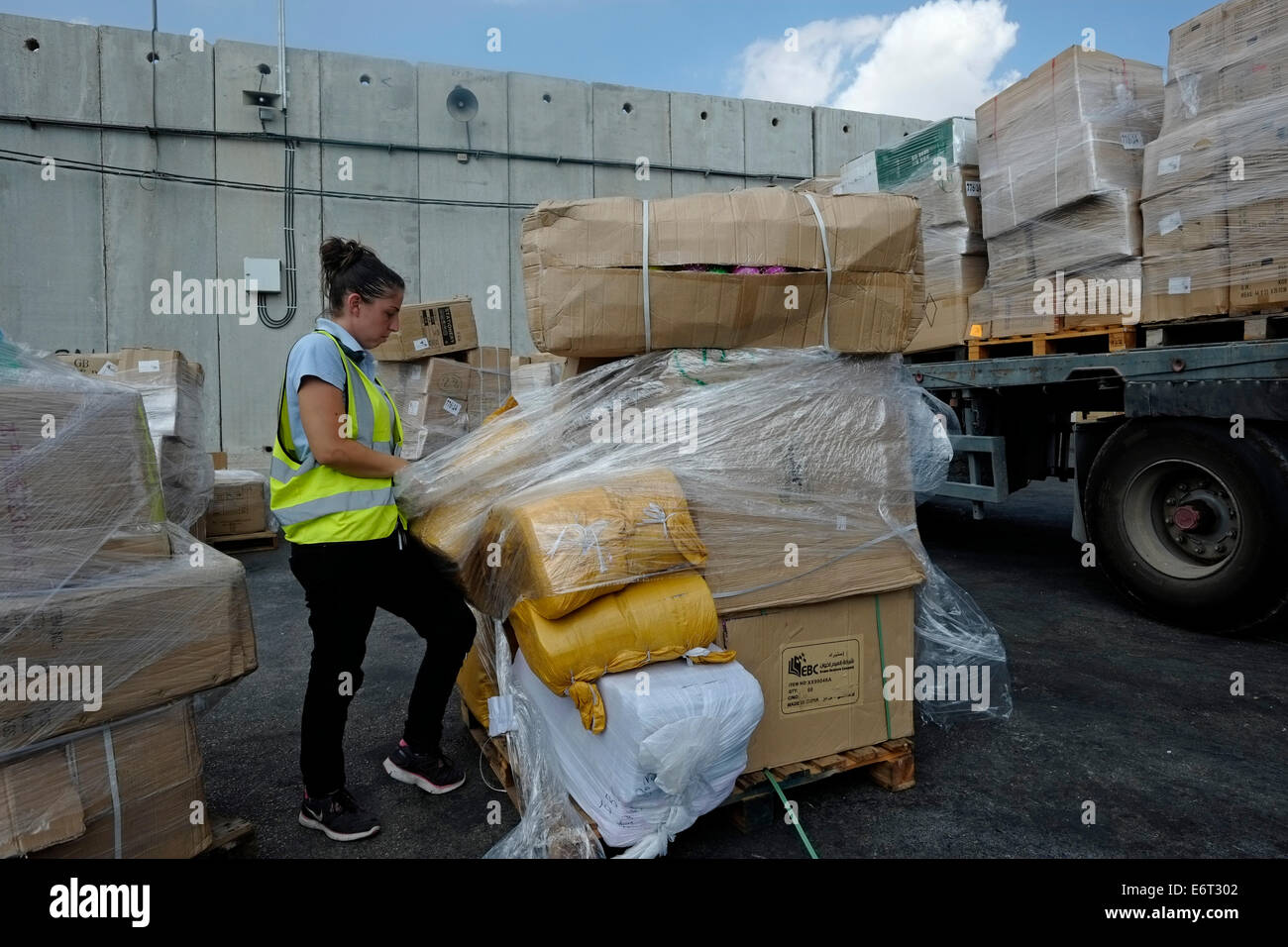 Israelische Sicherheitspersonal inspiziert Waren, bevor sie am Grenzübergang Kerem Shalom an der Kreuzung der Grenze zwischen Gazastreifen und Israel und der Grenze zwischen Gaza und Ägypten nach Gaza verlegt wird. Israel Stockfoto