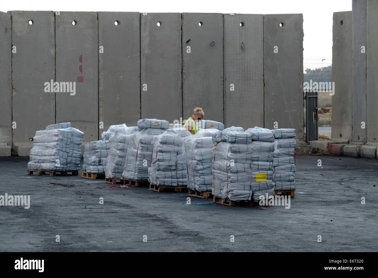 Israelische Sicherheitspersonal inspiziert Waren, bevor sie am Grenzübergang Kerem Shalom an der Kreuzung der Grenze zwischen Gazastreifen und Israel und der Grenze zwischen Gaza und Ägypten nach Gaza verlegt wird. Israel Stockfoto