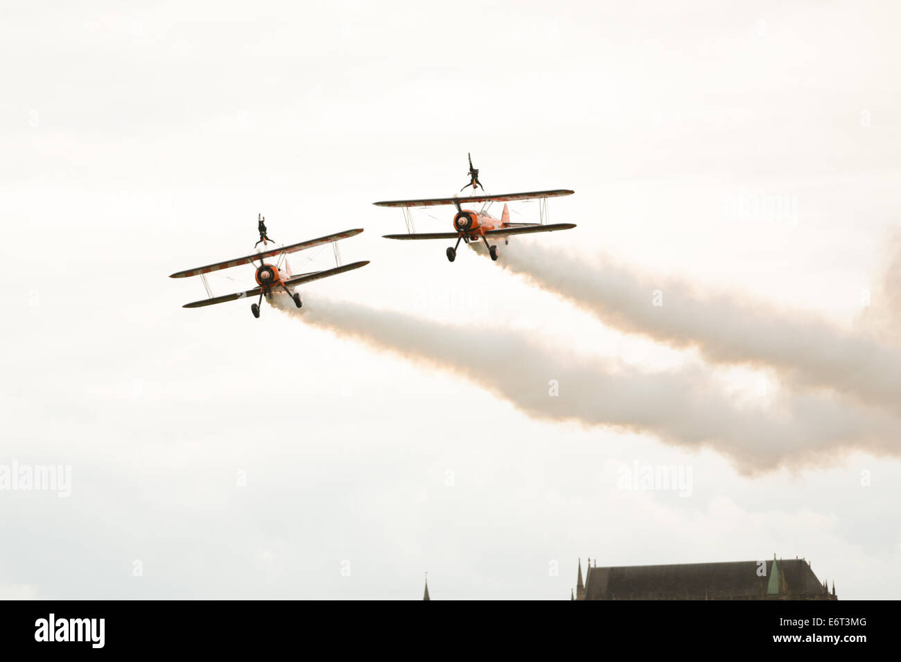 AeroSuperBatics Wingwalkers präsentiert das Breitling Wingwalkers Display Team, das auf der Shoreham Airshow 2014 auftritt. 30. August 2014 Stockfoto