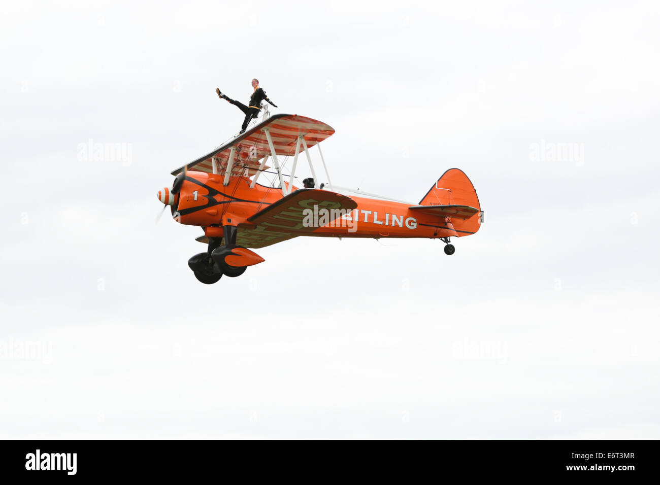AeroSuperBatics Wingwalkers präsentiert das Breitling Wingwalkers Display Team, das auf der Shoreham Airshow 2014 auftritt. 30. August 2014 Stockfoto