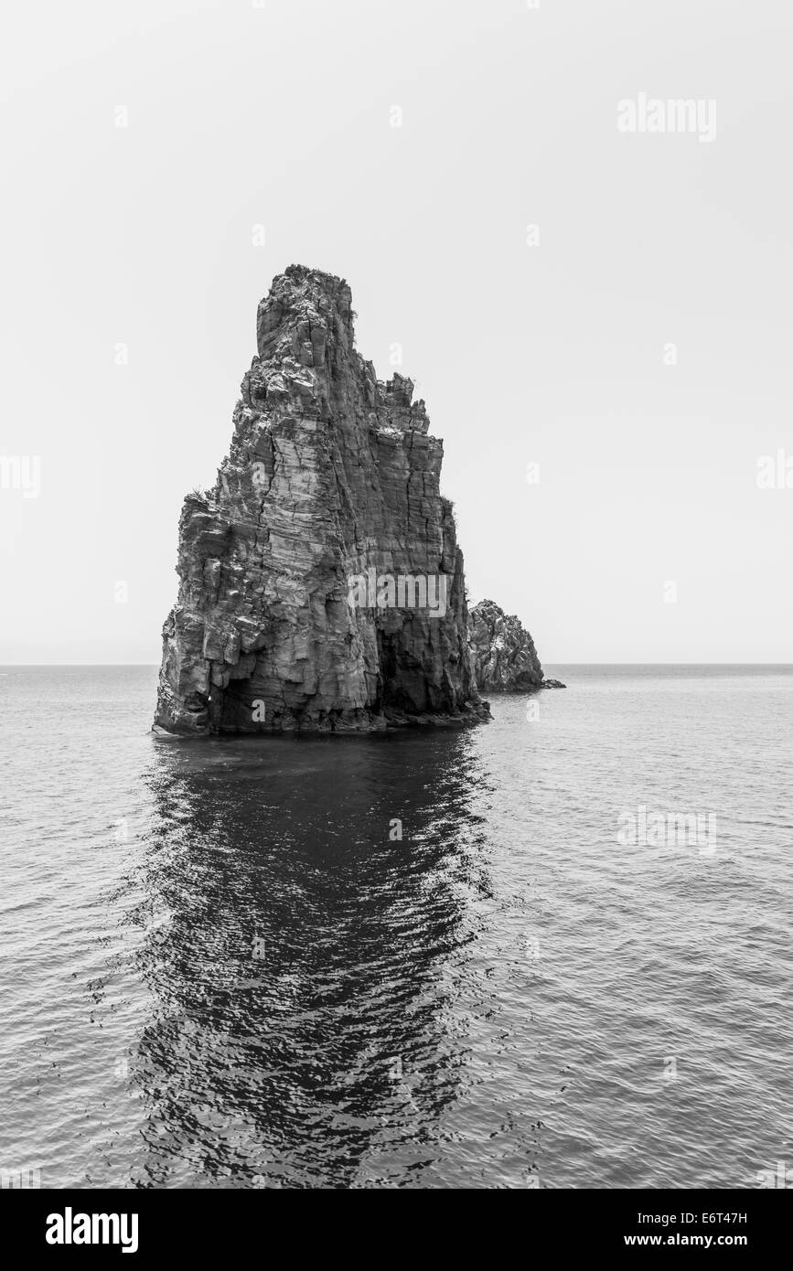 Inselchen und Faraglioni in der Nähe von Vulcano Insel im Tyrrhenischen Meer, Sizilien, Italien - schwarz / weiß Stockfoto