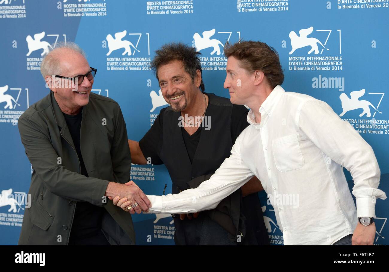 Venedig. 30. August 2014. Actor Al Pacino (C) Posen mit dem Direktor des 'Manglehorn' David Gordon Green (R) und der Regisseur von "The demütigende" Barry Levinson während das Foto rufen auf dem 71. Venedig Film-Festival in Lido von Venedig am 30. August. 2014. Credit: Liu Lihang/Xinhua/Alamy Live-Nachrichten Stockfoto