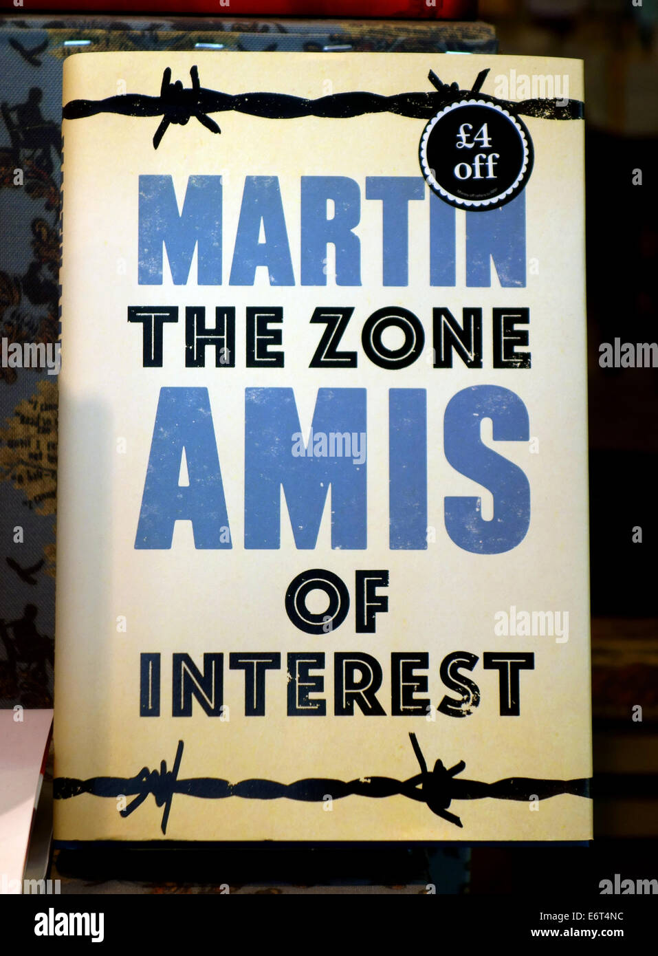Martin Amis Roman "The Zone of Interest" im Fenster "Buchhandlung" London Stockfoto