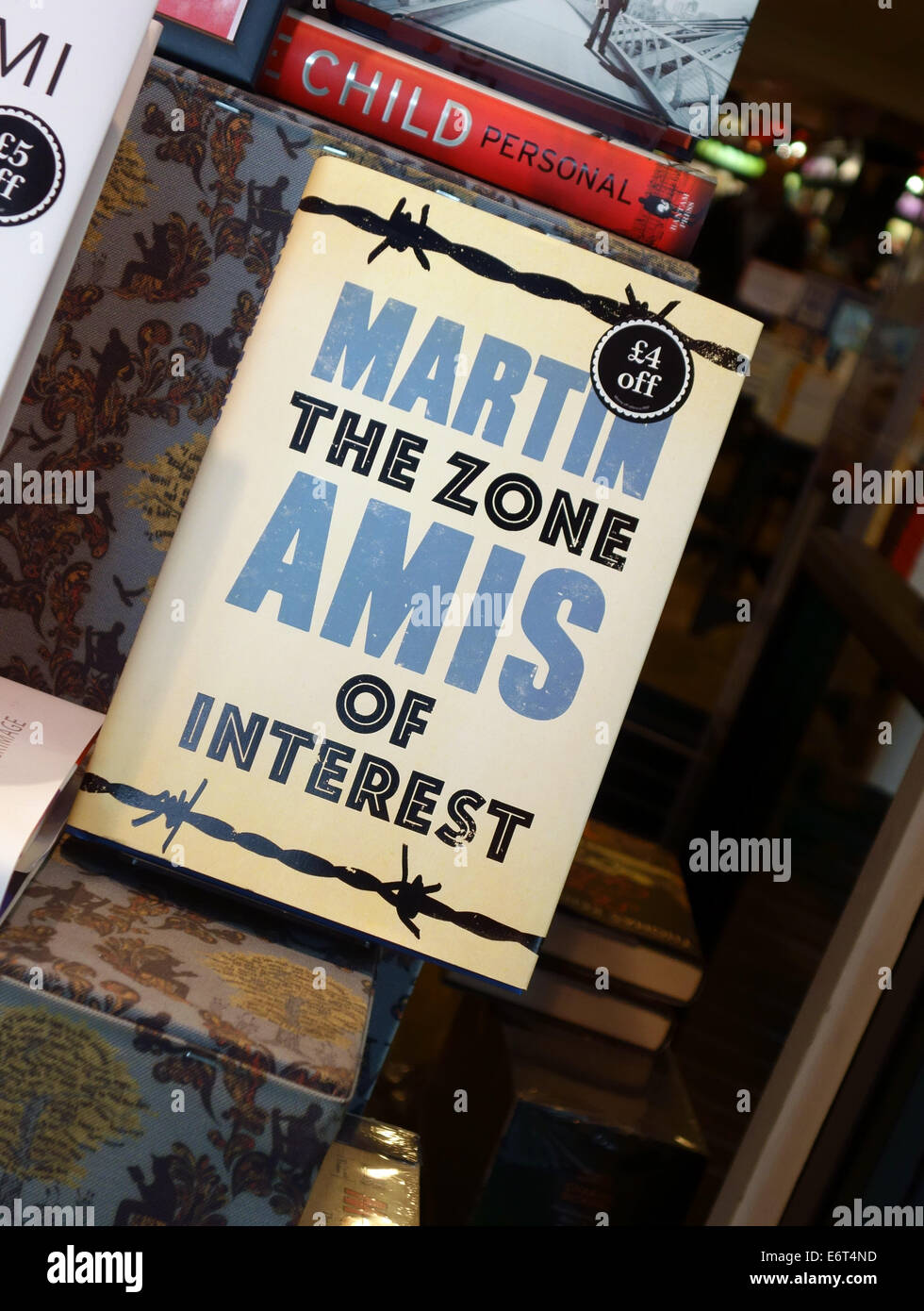 Martin Amis Roman "The Zone of Interest" im Fenster "Buchhandlung" London Stockfoto