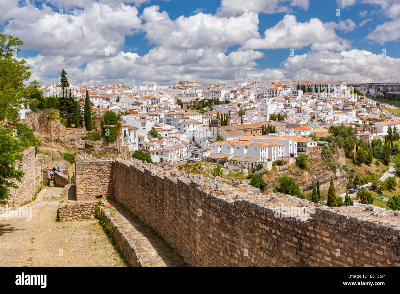 Alte Stadtmauer mit Blick auf die Felder, Ronda, Malaga Provinz, Andalusien, Spanien, Europa. Stockfoto