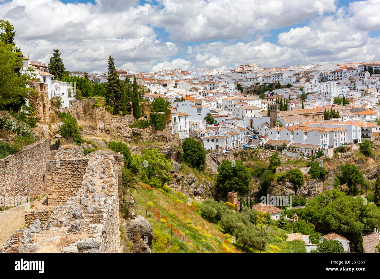 Alte Stadtmauer mit Blick auf die Felder, Ronda, Malaga Provinz, Andalusien, Spanien, Europa. Stockfoto