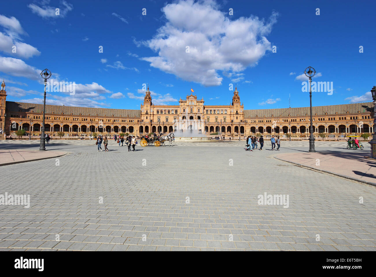 Touristen am Brunnen auf der Plaza de Espana in Sevilla, Spanien Stockfoto