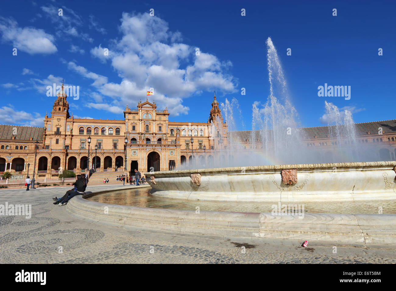 Touristen am Brunnen auf der Plaza de Espana in Sevilla, Spanien Stockfoto