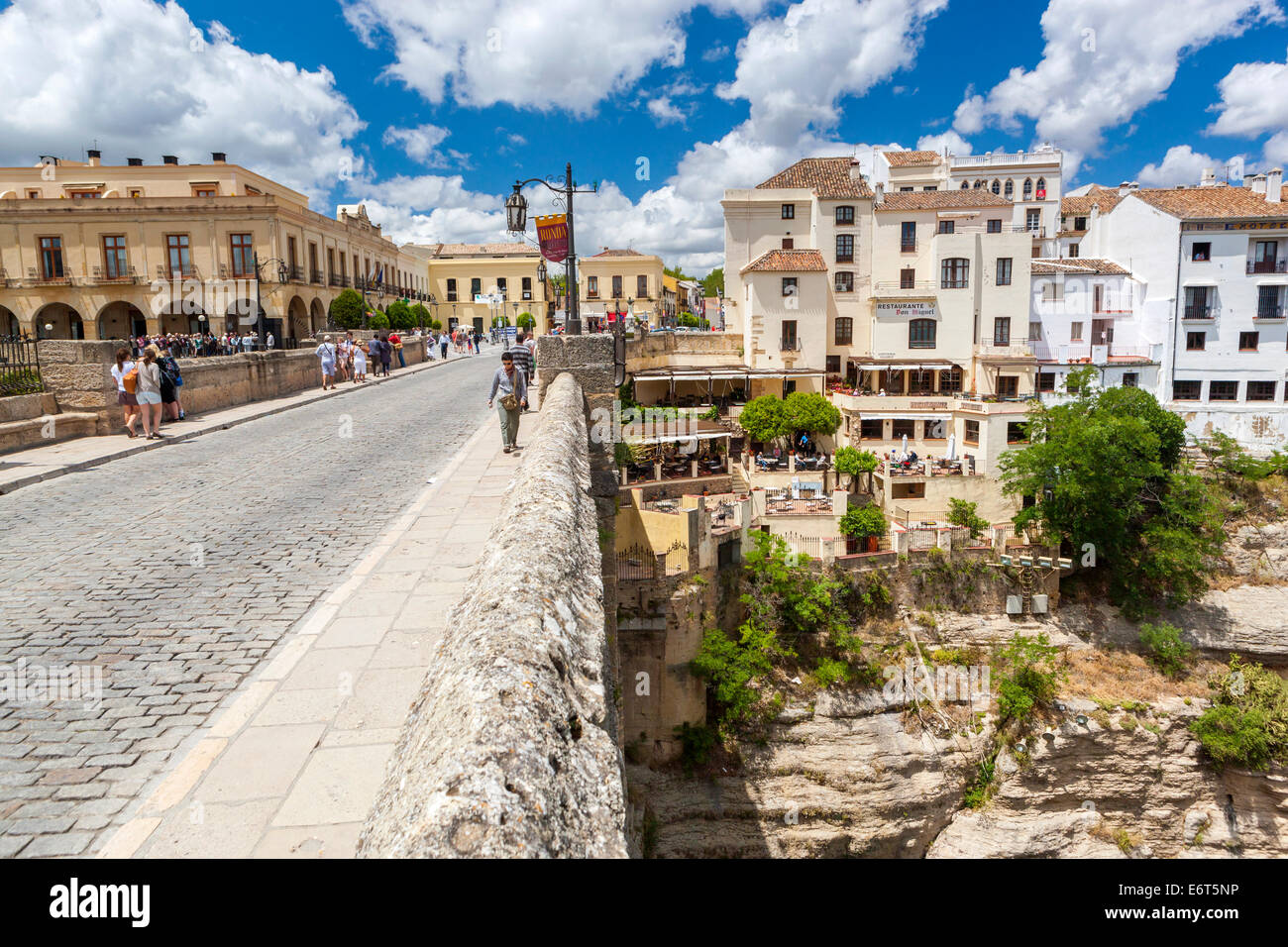 Die Brücke Puente Nuevo über Guadalevín in El Tajo Schlucht, Ronda, Malaga Provinz, Andalusien, Spanien, Europa. Stockfoto