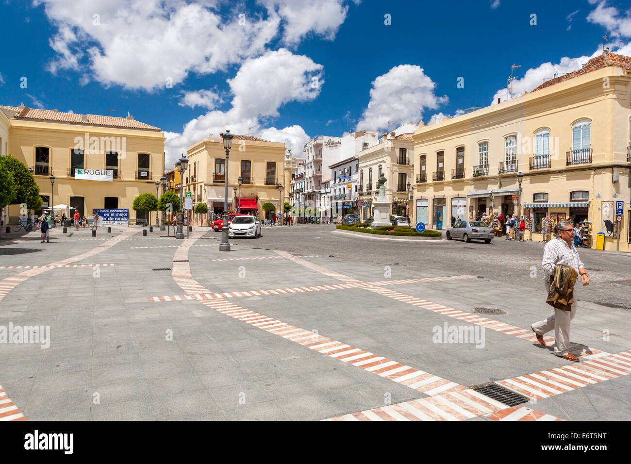 Touristen zu Fuß in einer Straße, Ronda, Malaga Provinz, Andalusien, Spanien, Europa. Stockfoto