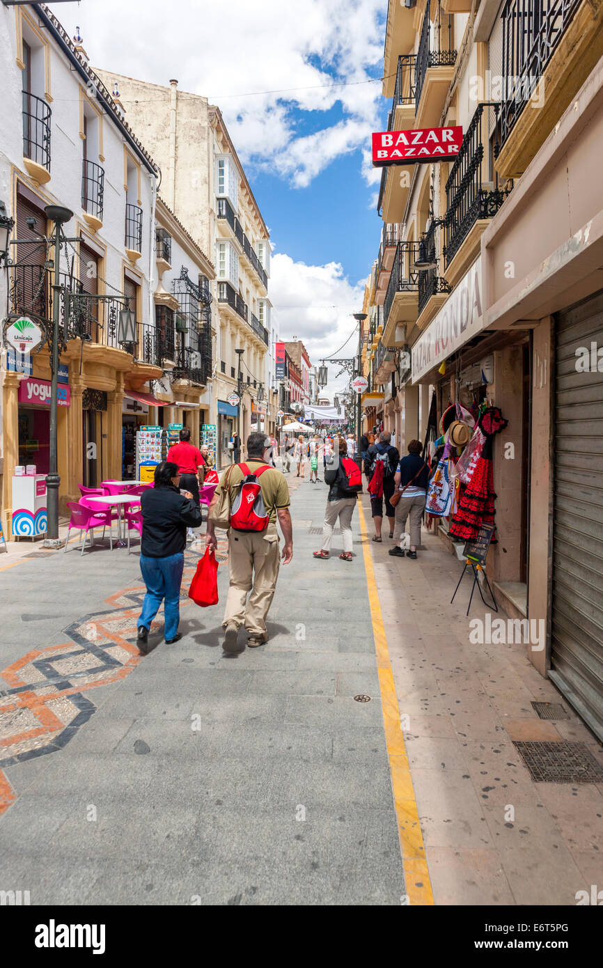 Touristen zu Fuß in einer Straße, Ronda, Malaga Provinz, Andalusien, Spanien, Europa. Stockfoto