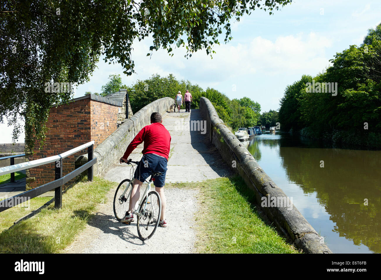 Radfahrer Überqueren der Kanalbrücke bei Burscough Stockfoto