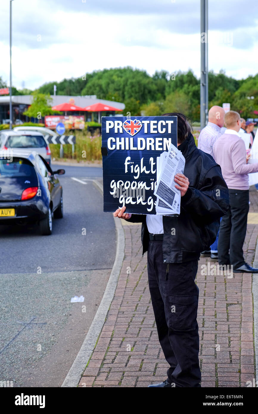 Rotherham, Yorkshire, UK.30th August 2014. Mitglieder der British National Party, die mit Flugblättern auf Staduim Weg, Einkaufszentrum Rotherham. Bildnachweis: Ian Francis/Alamy Live-Nachrichten Stockfoto