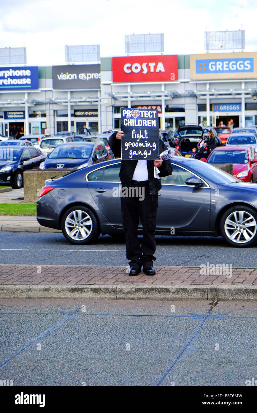 Rotherham, Yorkshire, UK.30th August 2014. Mitglieder der British National Party, die mit Flugblättern auf Staduim Weg, Einkaufszentrum Rotherham. Bildnachweis: Ian Francis/Alamy Live-Nachrichten Stockfoto