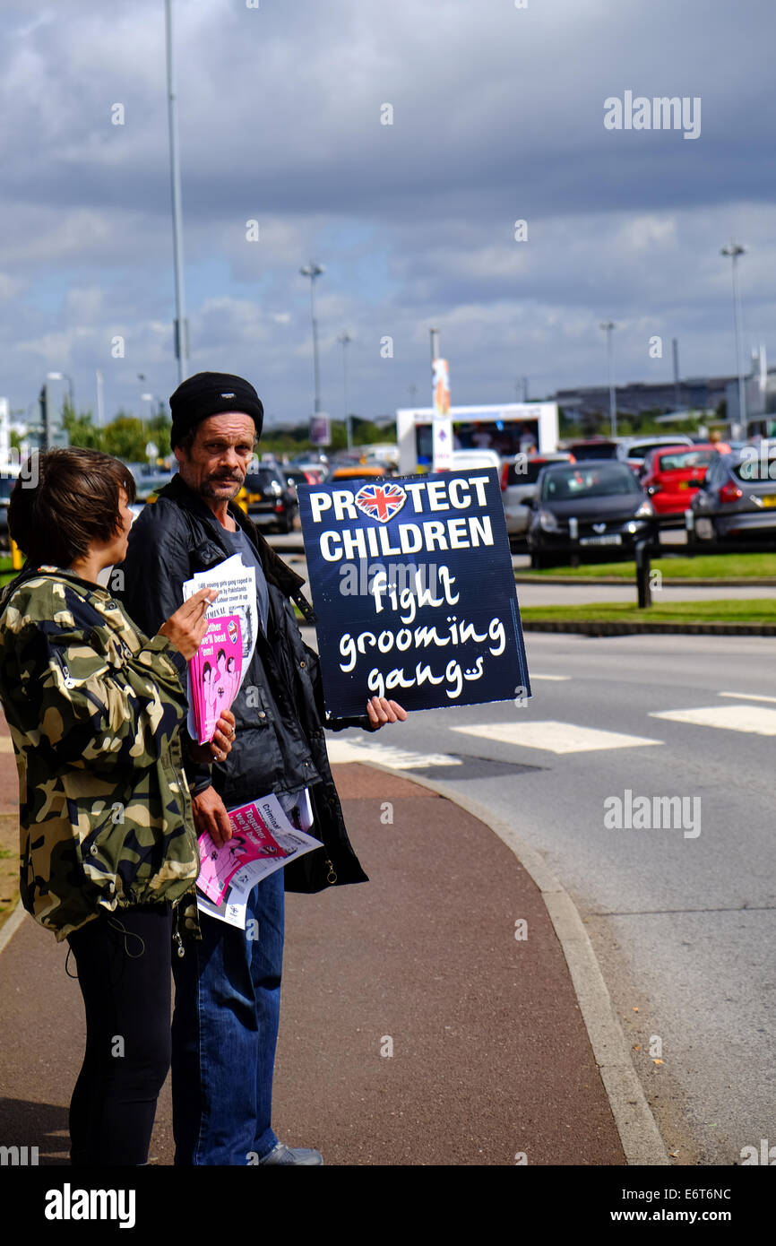 Rotherham, Yorkshire, UK.30th August 2014. Mitglieder der British National Party, die mit Flugblättern auf Staduim Weg, Einkaufszentrum Rotherham. Bildnachweis: Ian Francis/Alamy Live-Nachrichten Stockfoto