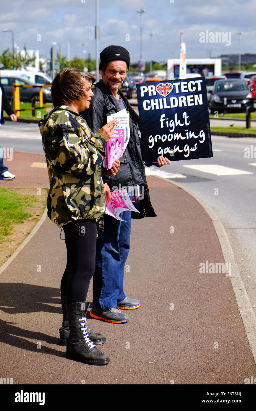 Rotherham, Yorkshire, UK.30th August 2014. Mitglieder der British National Party, die mit Flugblättern auf Staduim Weg, Einkaufszentrum Rotherham. Bildnachweis: Ian Francis/Alamy Live-Nachrichten Stockfoto