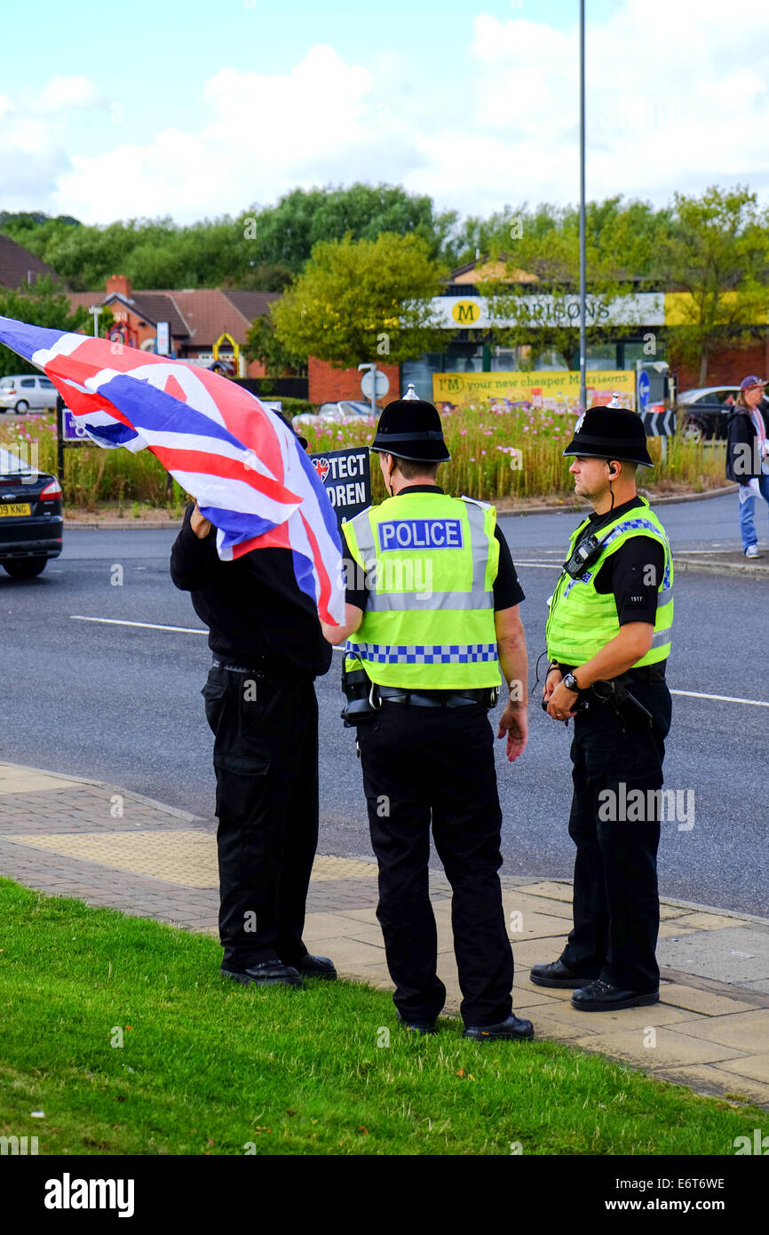 Rotherham, Yorkshire, UK.30th August 2014. Mitglieder der British National Party, die mit Flugblättern auf Staduim Weg, Einkaufszentrum Rotherham. Stockfoto