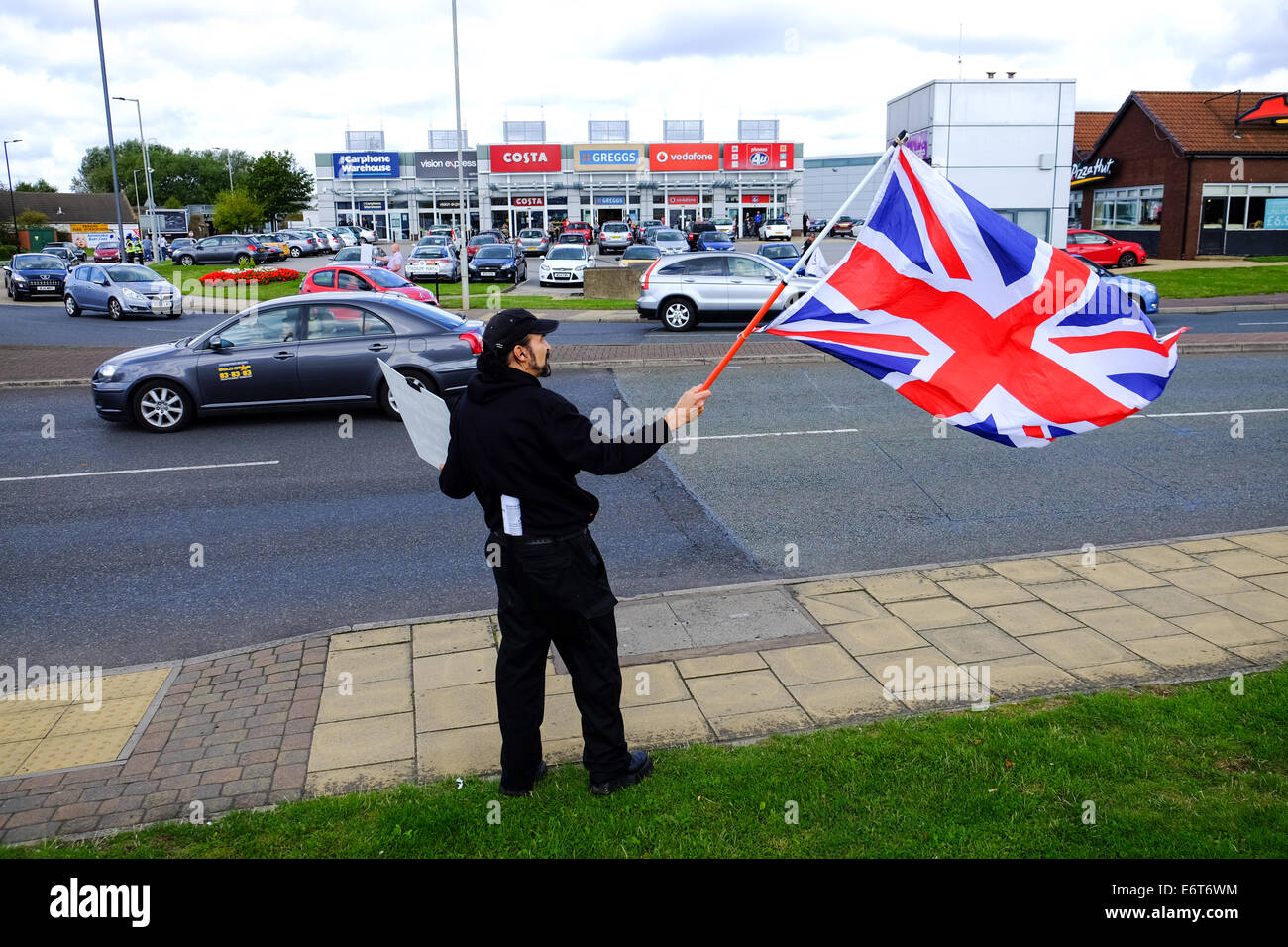 Rotherham,Yorkshire,UK.30th August 2014. Mitglieder der British National Party, die mit Flugblättern auf Staduim Weg, Einkaufszentrum Rotherham. Bildnachweis: Ian Francis/Alamy Live-Nachrichten Stockfoto