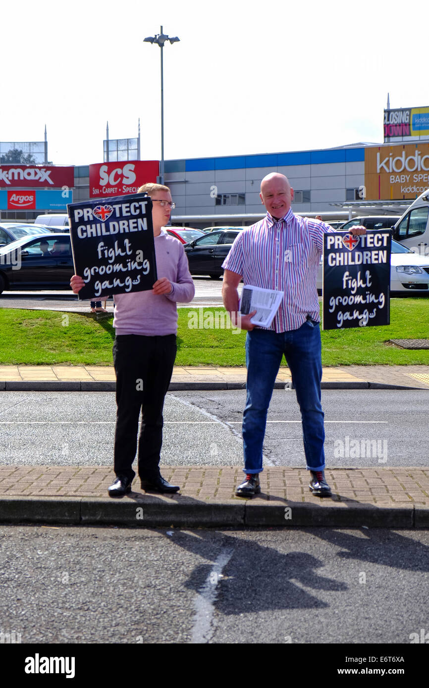 Rotherham, Yorkshire, UK.30th August 2014. Mitglieder der British National Party, die mit Flugblättern auf Staduim Weg, Einkaufszentrum Rotherham. Bildnachweis: Ian Francis/Alamy Live-Nachrichten Stockfoto