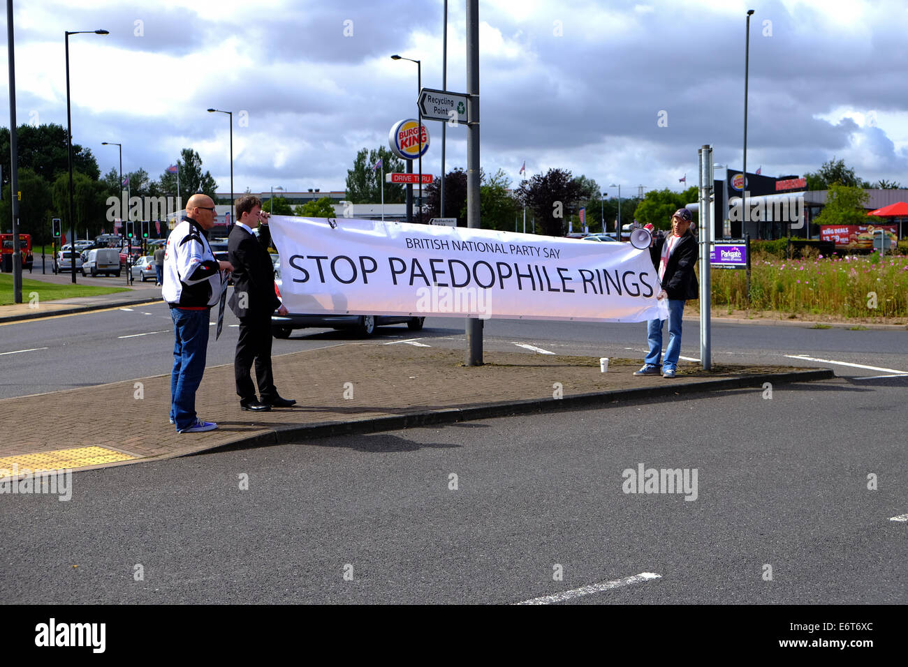 Rotherham, Yorkshire, UK.30th August 2014. Mitglieder der British National Party, die mit Flugblättern auf Staduim Weg, Einkaufszentrum Rotherham. Bildnachweis: Ian Francis/Alamy Live-Nachrichten Stockfoto