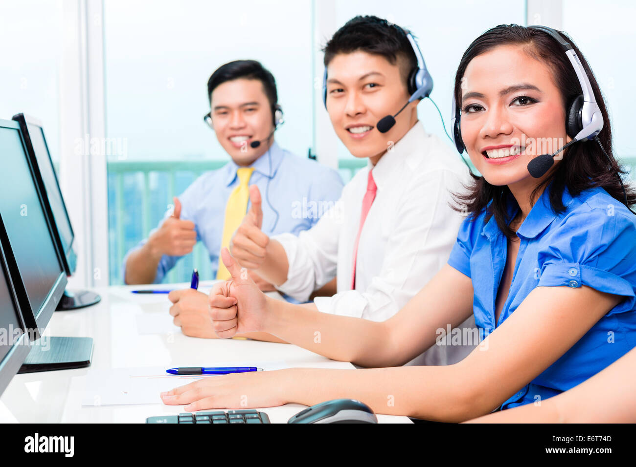 Asiatische chinesische Call-Center-Agent-Team am Telefon Stockfoto