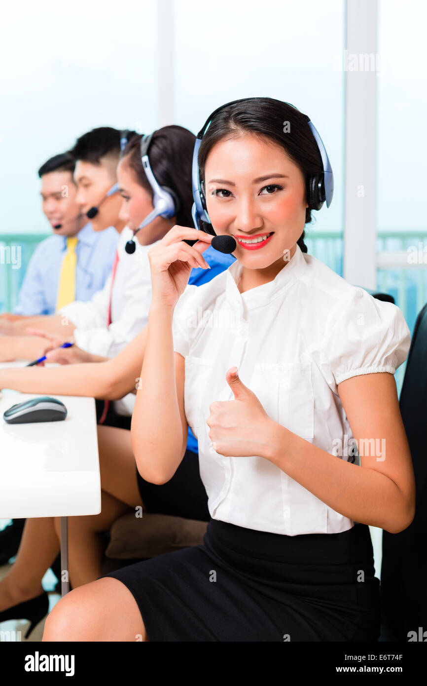 Asiatische chinesische Call-Center-Agent-Team am Telefon Stockfoto