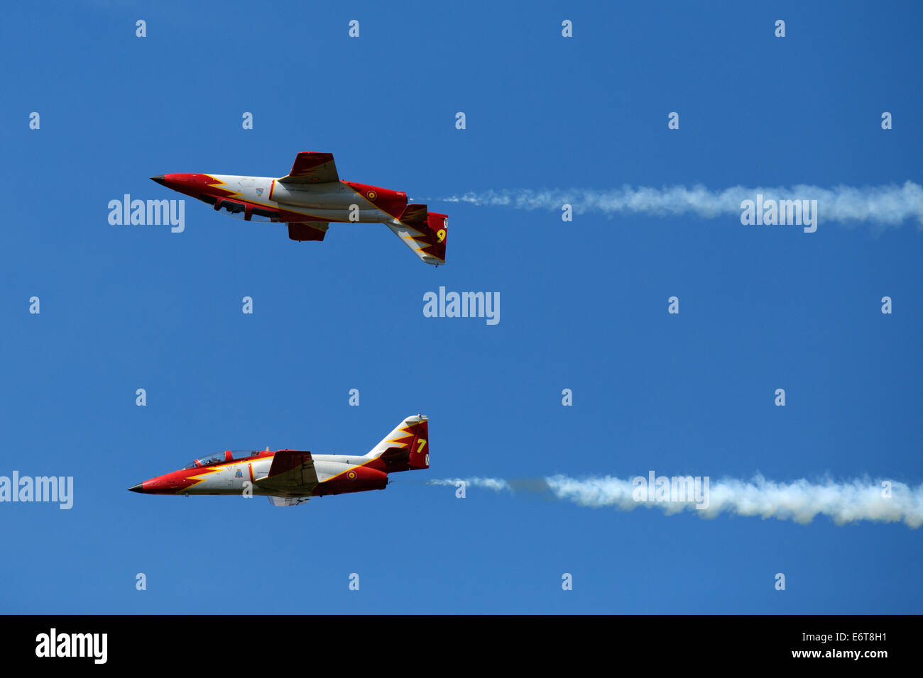 Zwei Jets der Patrulla Águila ein Manöver auf dem Air Show im AIR14 Stockfoto