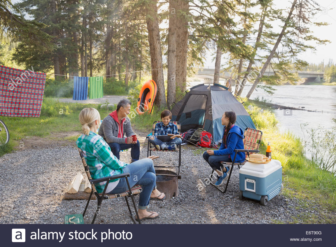 Familie entspannende Lagerfeuer zusammen Stockfoto