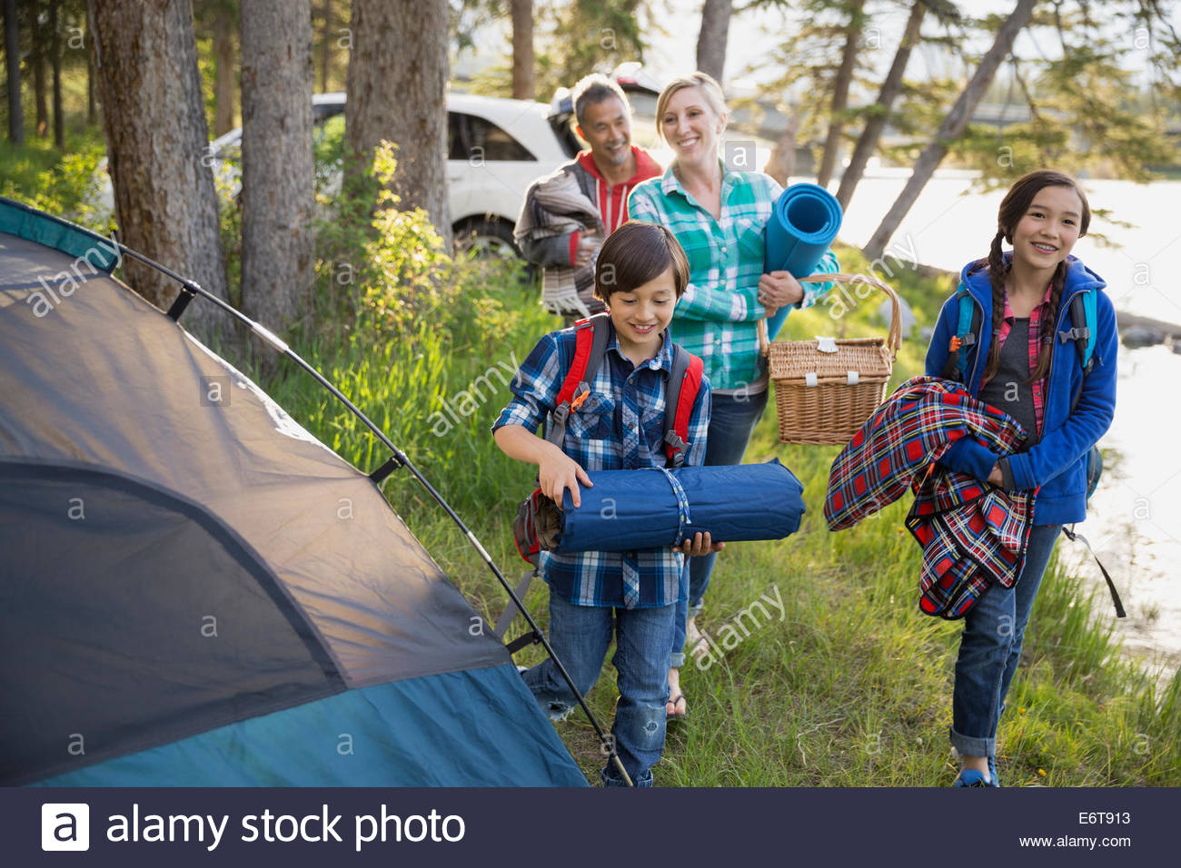 Familie mit Getriebe auf Campingplatz Stockfoto