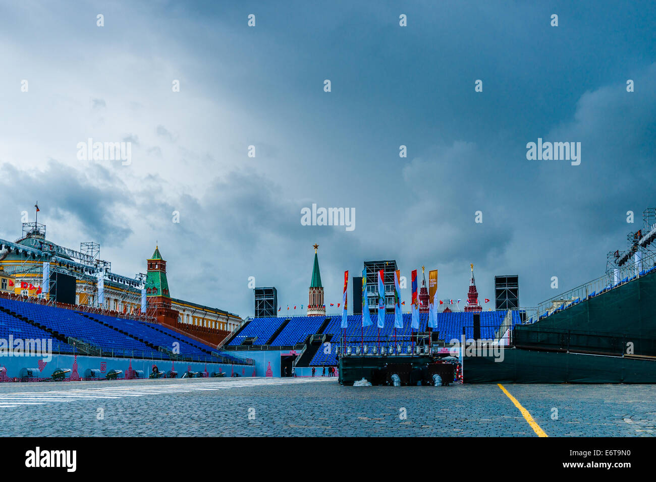 Moskau, Russland. 30. August 2014. Internationale militärische Musikfestival - Spasskaya Tower 2014. Wichtigsten Festival-Gelände, Arena der Militärmusik-Wettbewerbe. Senat Gebäude und Senat-Turm des Kremls (links), Nikolskaja (St. Nikolaus) Turm des Kremls (Mitte). Bildnachweis: Alex Bilder/Alamy Live-Nachrichten Stockfoto