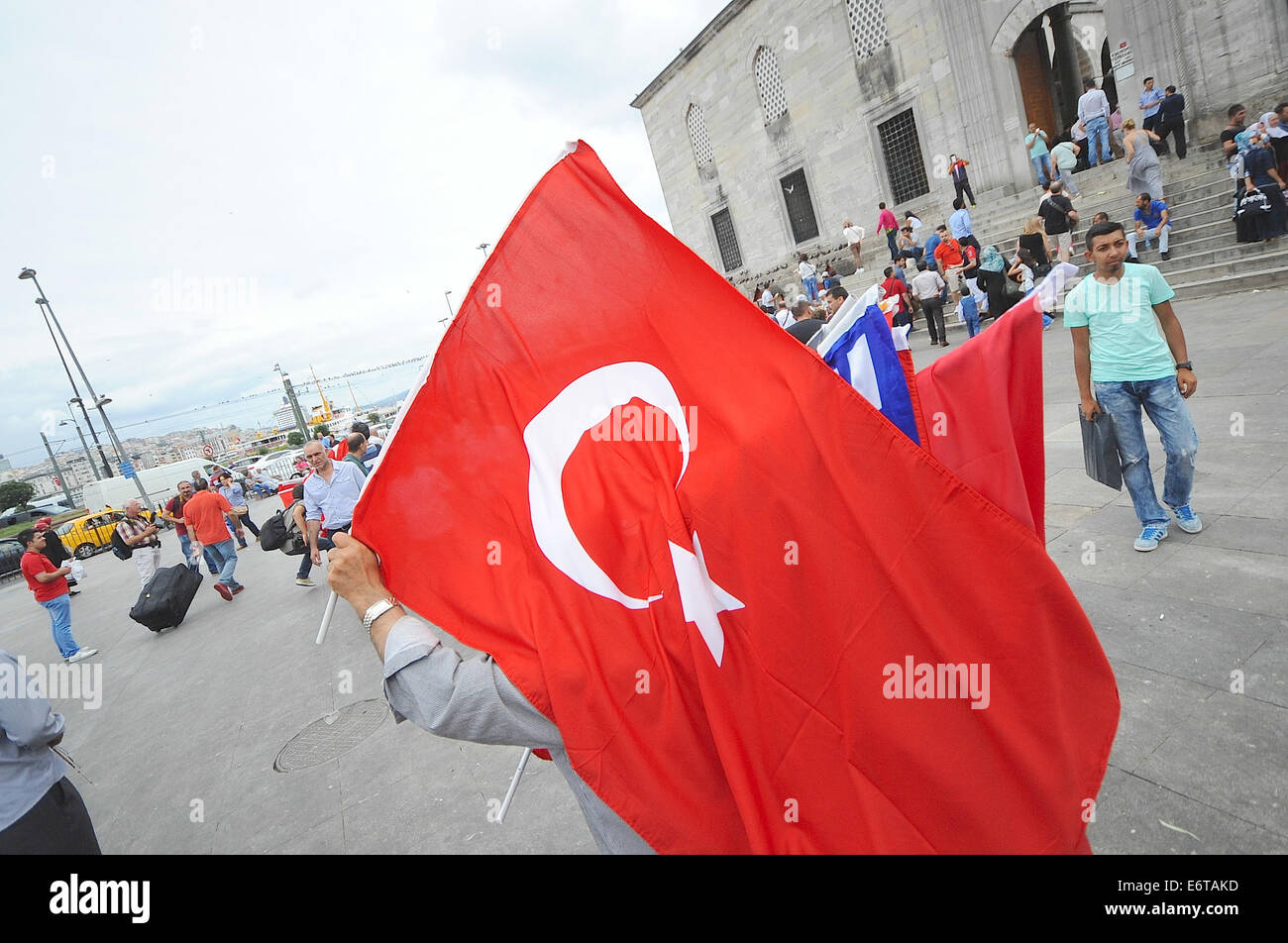 Istanbul, Türkei. 30. August 2014. Wahlen und Recep Tayyip Erdogan hat wurde offiziell als türkische Präsident vereidigt nach dem Gewinn des Landes erste öffentliche Abstimmung für Staatsoberhaupt, kann ein großartigen Sinn für türkische stolz überall in Istanbul zu sehen. Bezeichnet die Ay Yildiz Bedeutung der '' Mond Sterne "oder der was bedeutet der roten Fahne Flagge der türkischen Republik Alsancak kann überall gesehen werden, in einem Land voller Kontraste. © Gail Orenstein/ZUMA Draht/Alamy Live-Nachrichten Stockfoto