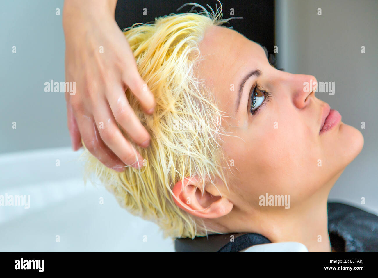 Junge Frau beim Friseur Stockfoto