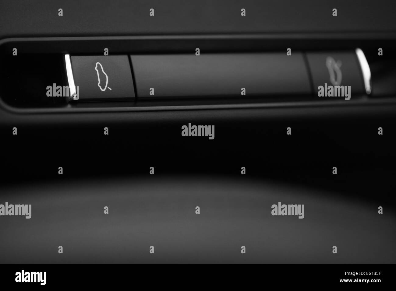 Detail mit remote Kofferraum-Entriegelungstaste in einem Auto. Stockfoto