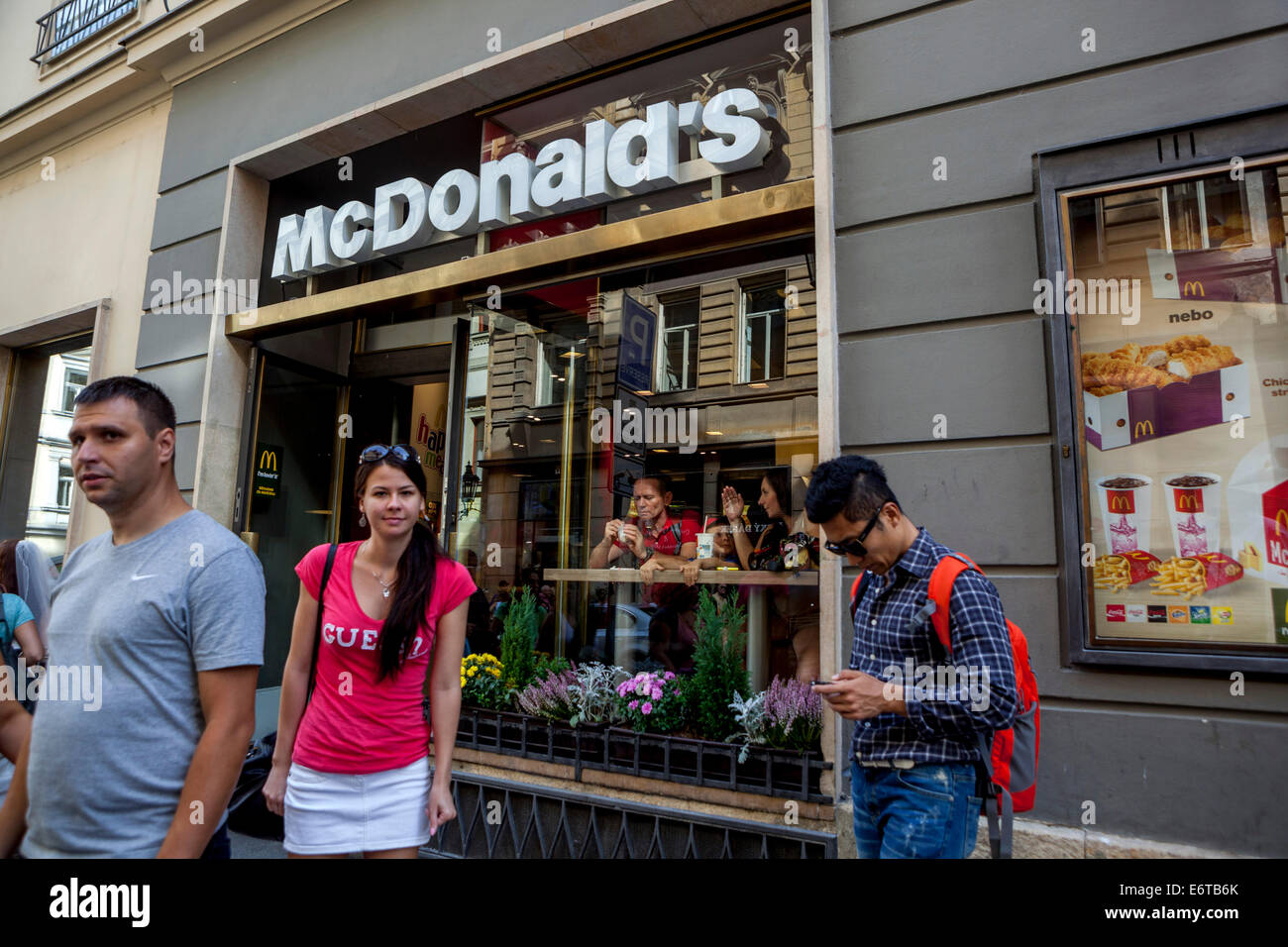 McDonald's fast Food in der Mostecka Straße, Kleinseite Prag, Tschechien Stockfoto