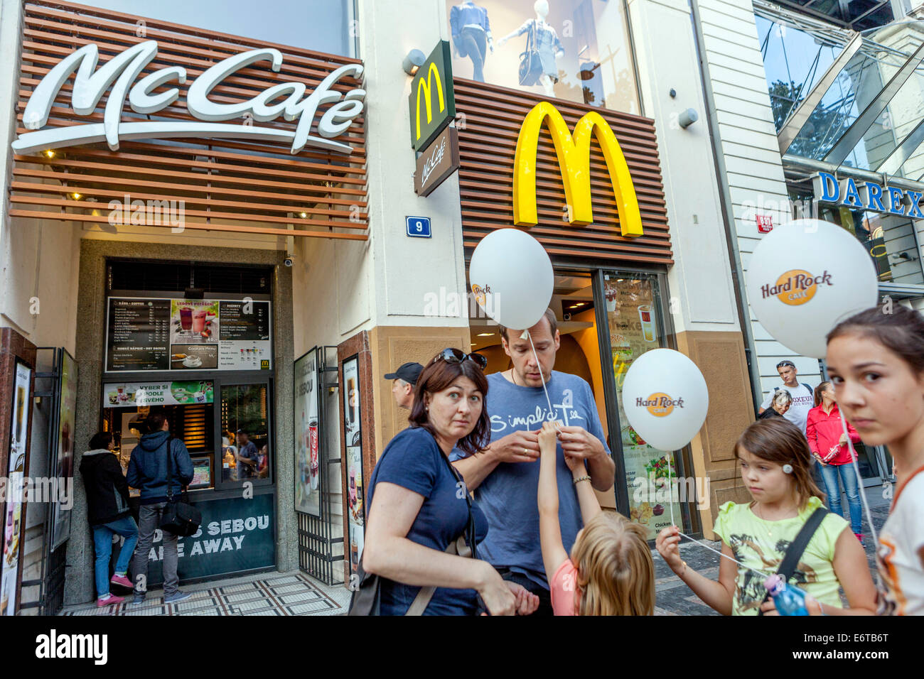 Prague McDonald's Fast Food am Prager Wenzelsplatz, Tschechische Republik Stockfoto